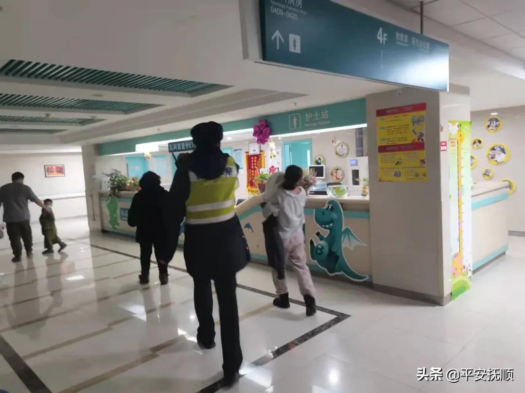 我为群众办实事救助精神病人,交警暖心接力为患儿争出生命通道