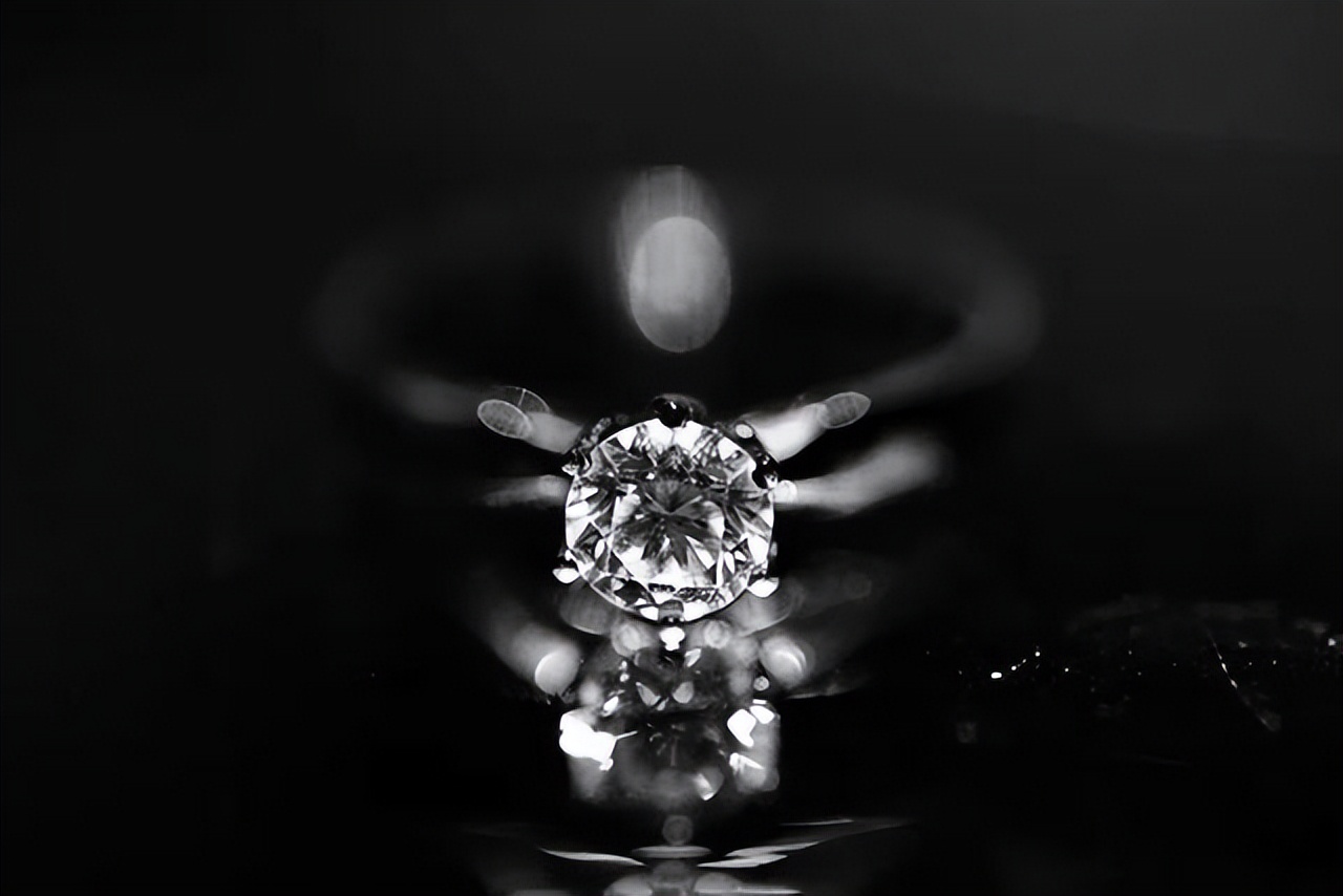 人造钻石破坏了钻石市场,现在的人造钻石能以假乱真