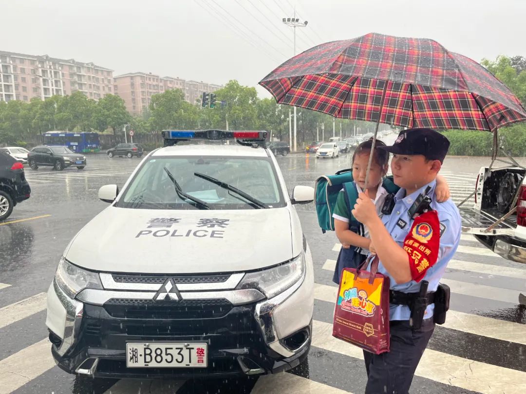 暴雨中最美的背影音乐,暴雨中的最美身影800字