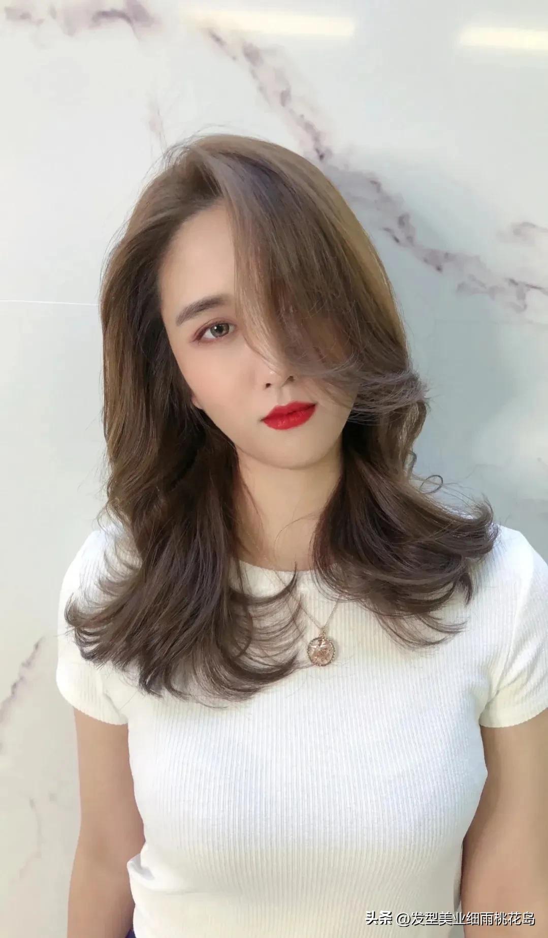 层次感且有弧度锁骨发,层次感微卷锁骨发