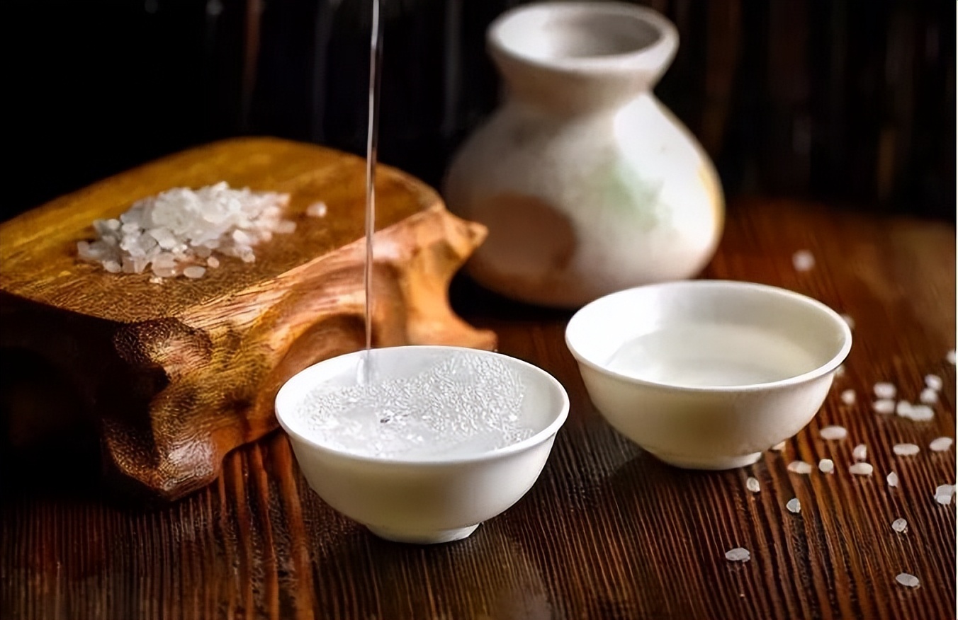 深圳一大爷“藏酒柜”火了，网友眼尖发现“端倪”直呼：真会喝