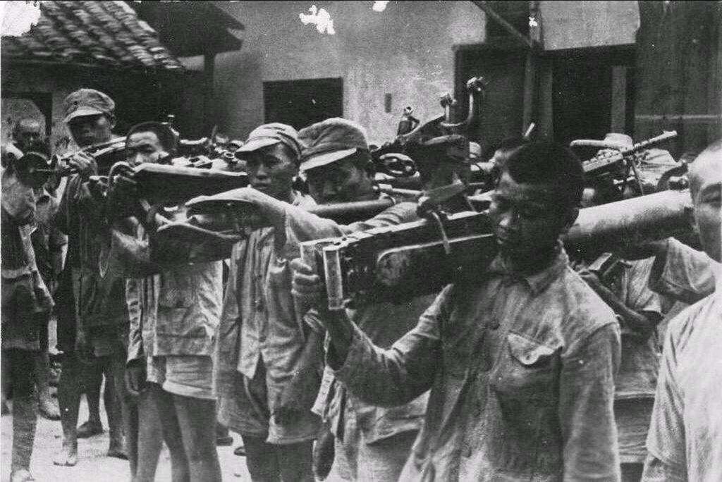 七旬老汉来到部队驻地,7旬老汉到部队报告任务完成