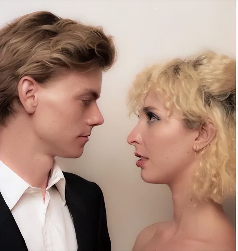 两次甩掉马斯克，绝美女星和英国最帅童星官宣！甜到像拍偶像剧