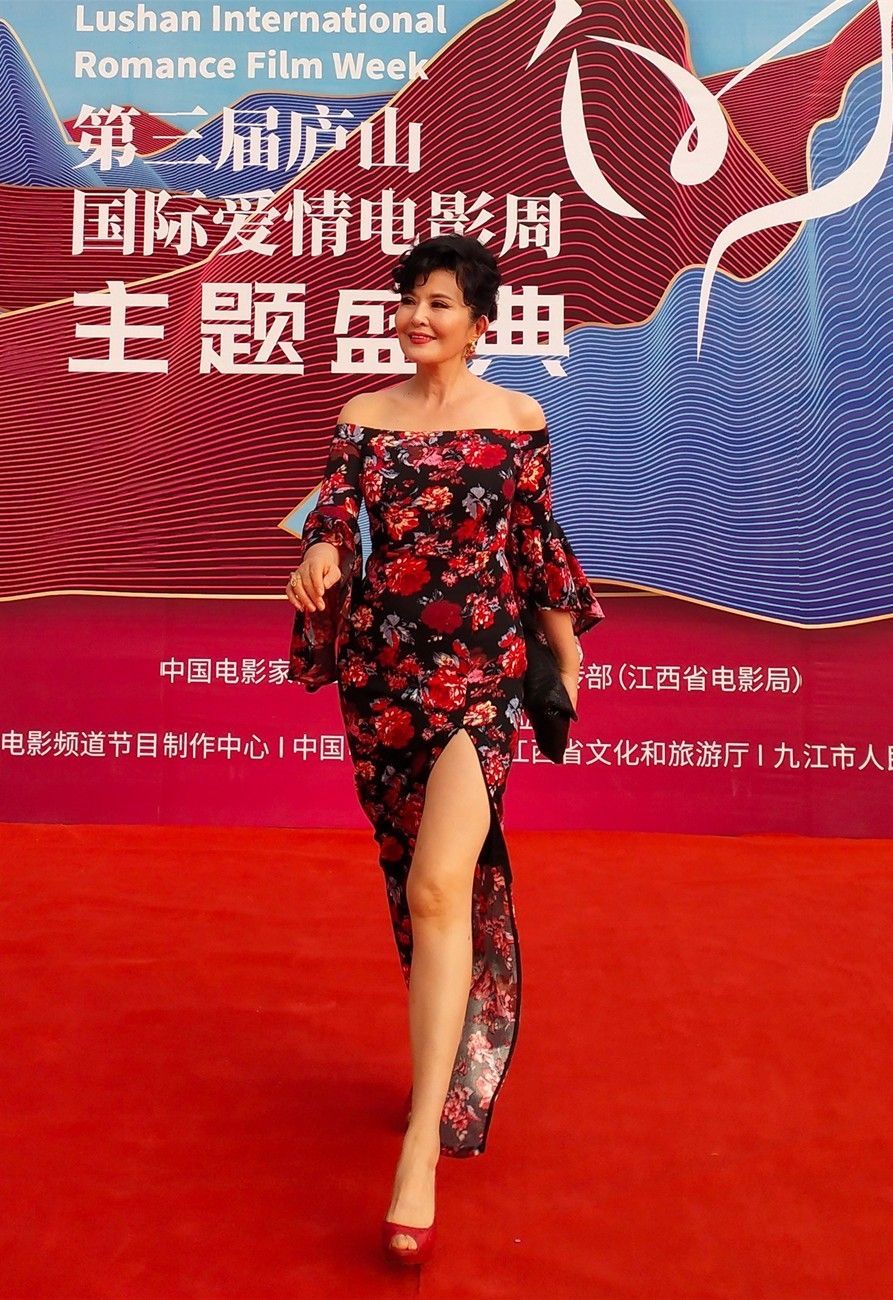 英达和绯闻女友同框穿搭,英达和绯闻女友