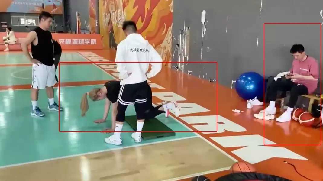 李梦wnba入场绿色穿搭与队友拍照,李梦亮相wnba几分