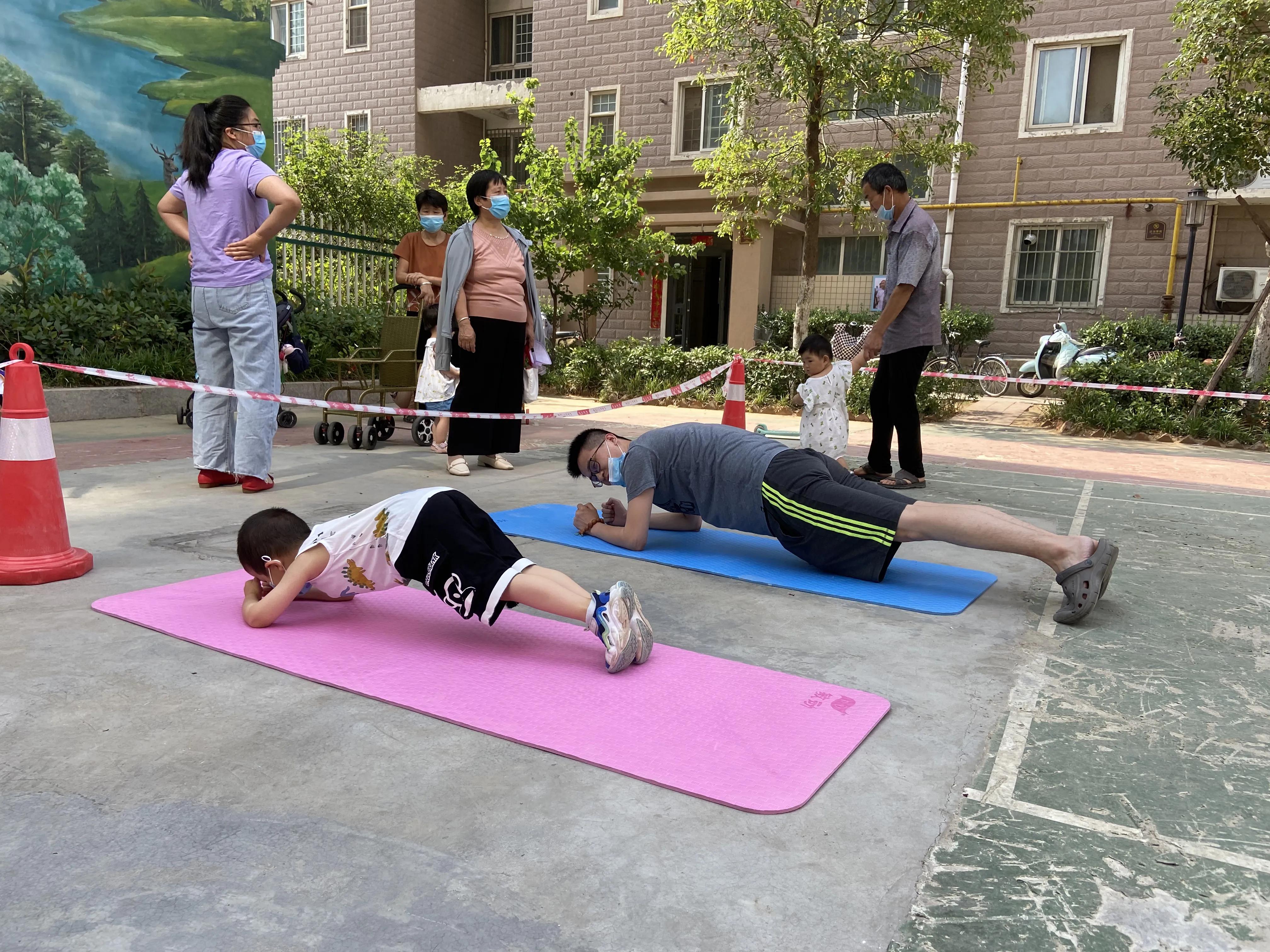 社区足球公益活动,大手拉小手共建美好家园社区活动