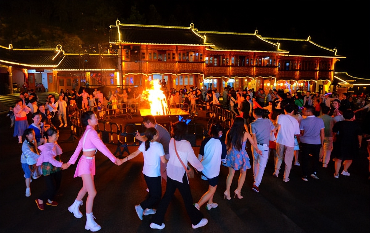 羊狮慕与张家界哪个好,江西明月山和羊狮慕哪个更值得去