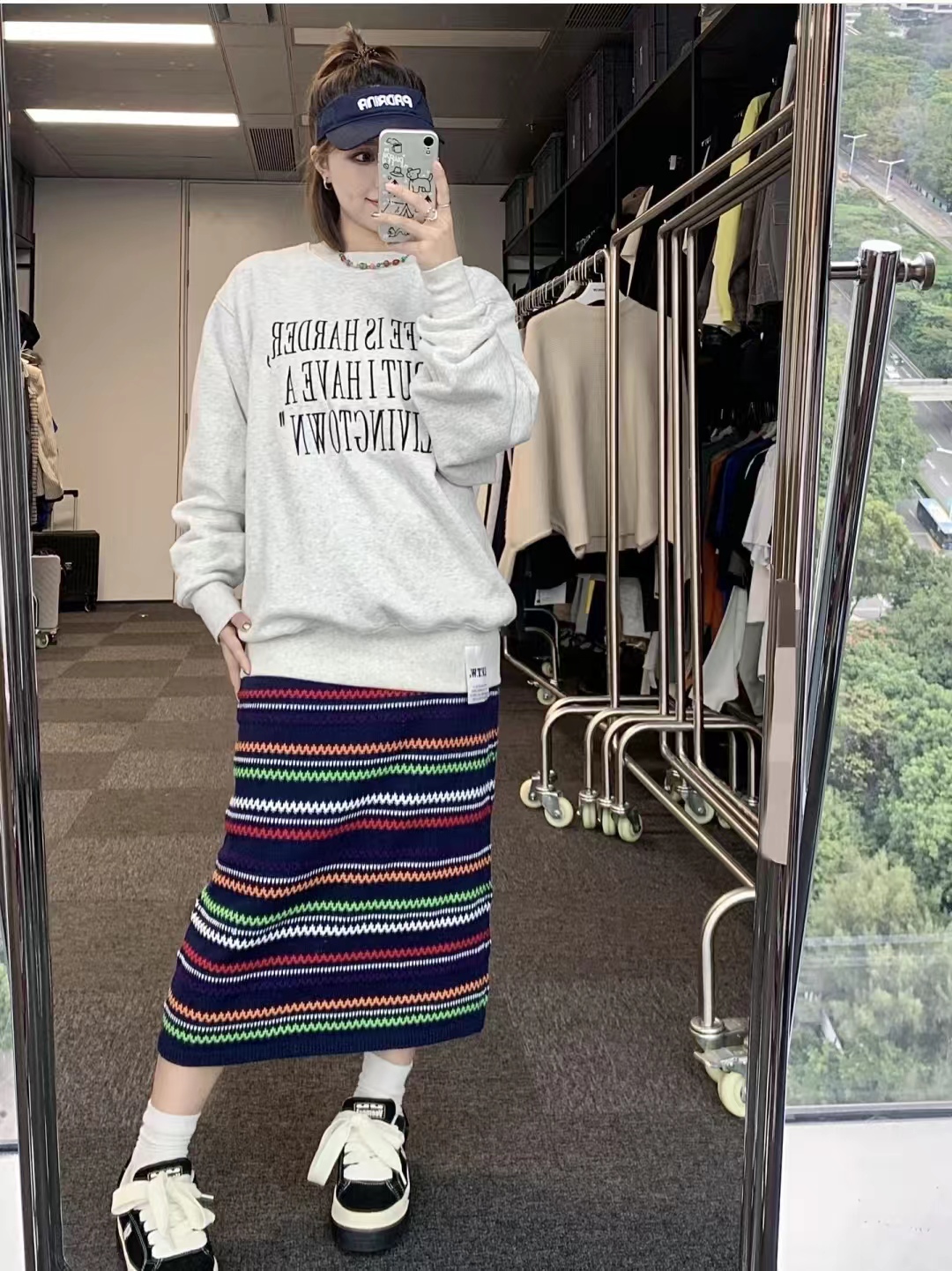 卫衣搭配什么裤子穿起来比较好,卫衣怎么同外套搭配才好看