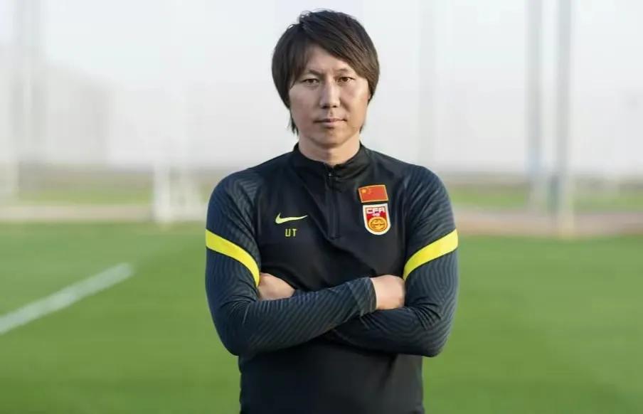 在法庭上看证件,法院看球赛