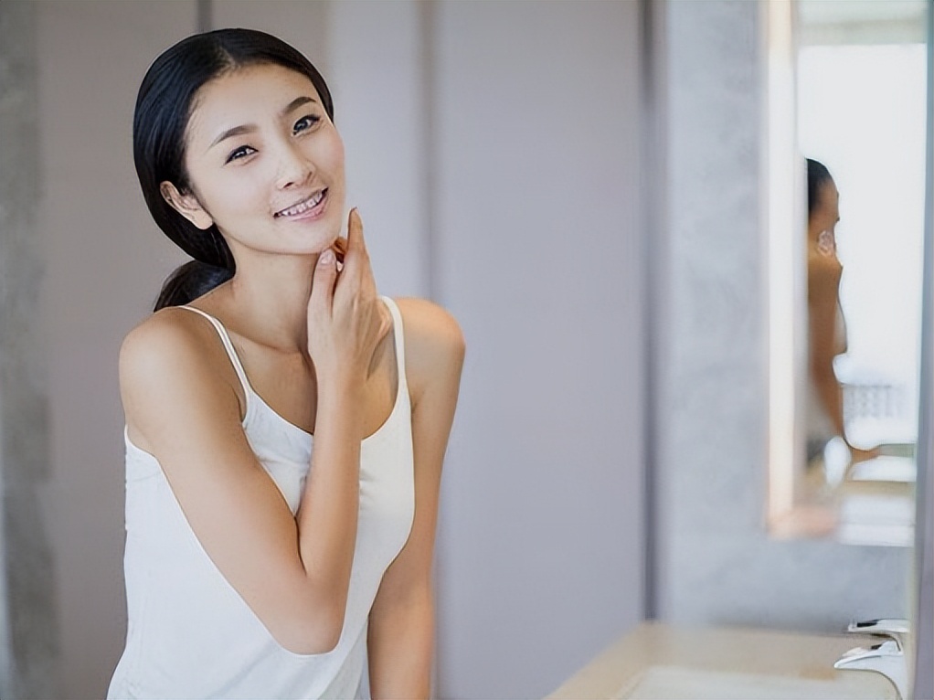 女性臀部两边凹陷代表什么,臀部两侧凹陷怎么能练圆润最有用