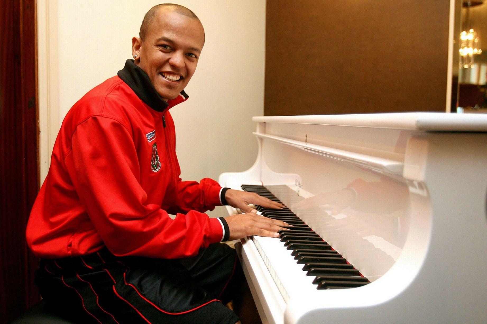 时隔14年英超再现帽子戏法,37岁在英超上演帽子戏法的人