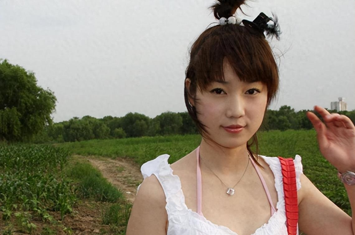 “网红模特”*筱雨张**,出道一年拍21套人体写真,现38岁仍单身未婚