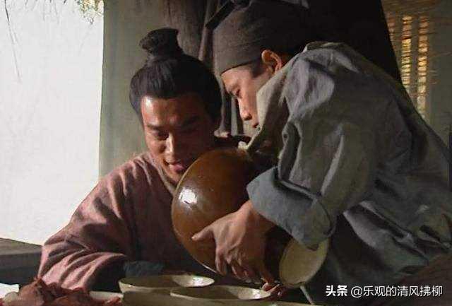 2011版水浒传和98版剧情怎么不一样,水浒传98版老版拍得好吗