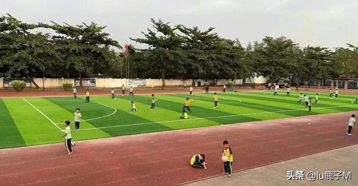 世界纷纷扰扰，只有鹿晗还在建他的球场