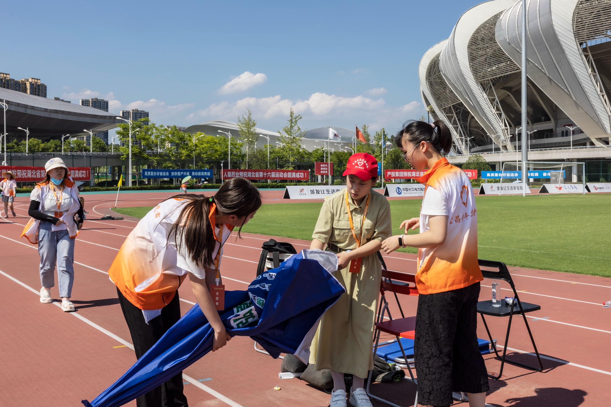 湖北宜昌：大学生罗清芸暑假回乡带领志愿者为省运会赛事服务