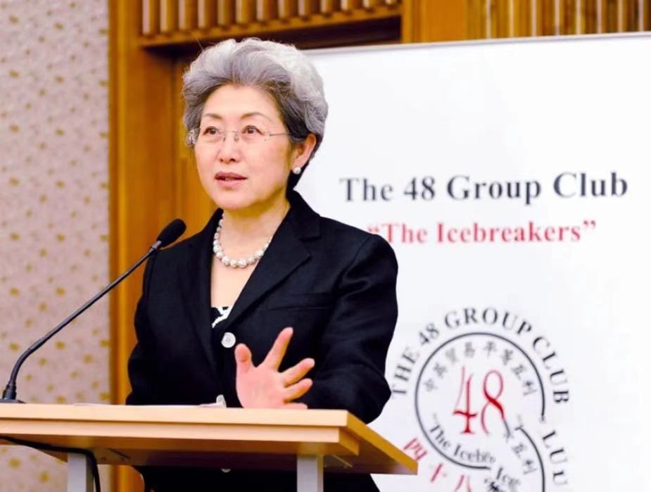 颜值与智慧并存的优秀外交官照,韩国最美的白发女外交官