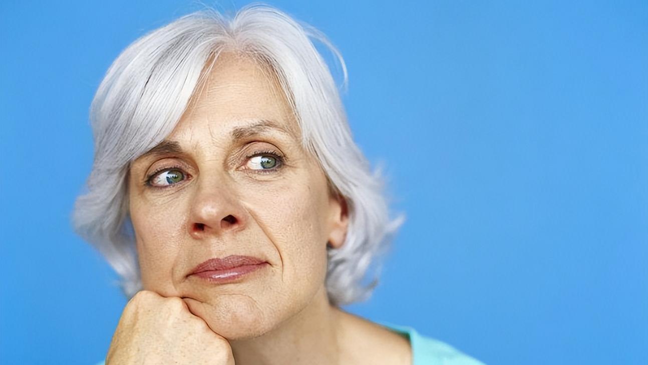 为啥白头发越长越多？你以为是老了，医生：或是缺乏这几种营养素