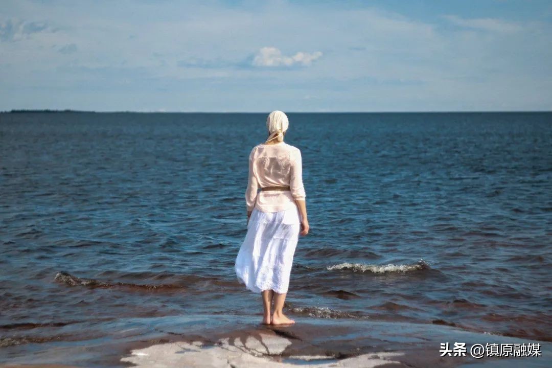 把鞋里的沙倒掉,把鞋里的石子倒出来