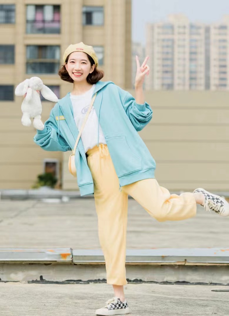 浅黄色裤子搭配什么色上衣好看,黄色裤子搭配什么颜色上衣高级感