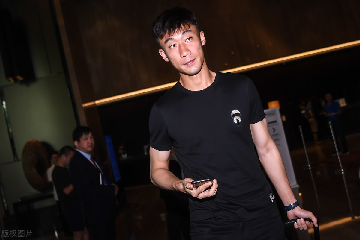 李铁被查后！曝国足3大蛀虫被揪出，一桌都坐不下，足协或换帅