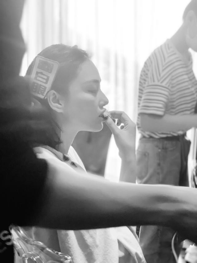 *拍偷**美女自拍张馨予出差留着网红发卡，化好妆还不忘吃饭。