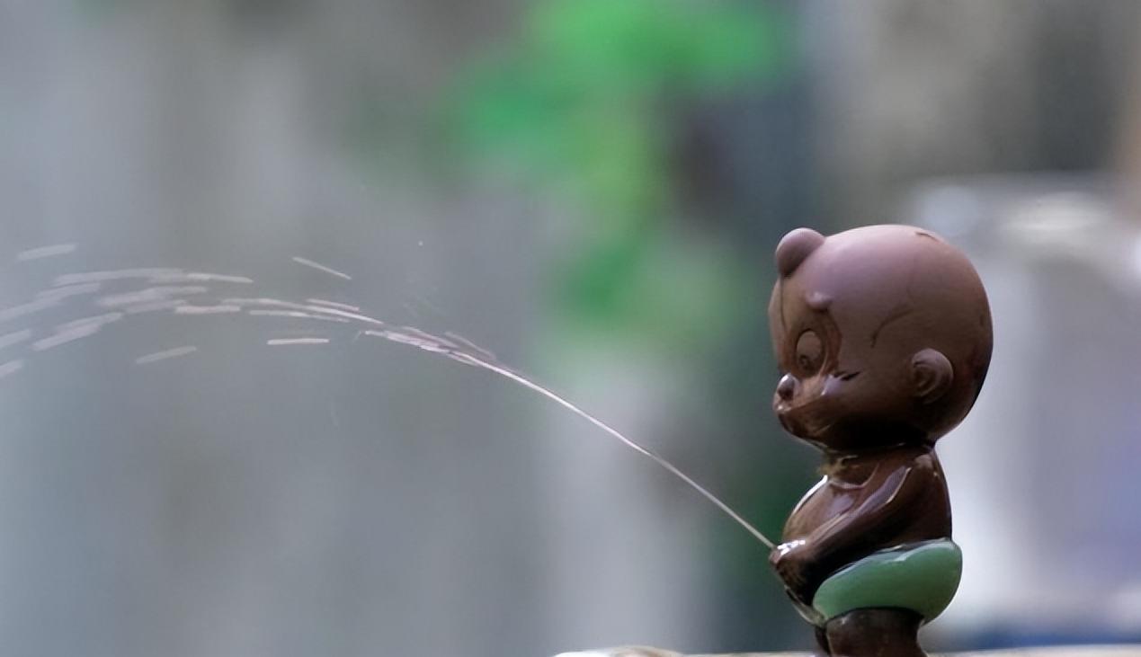 尿尿在马桶会触发马拉高尼效应吗,往开水里尿尿会发生什么