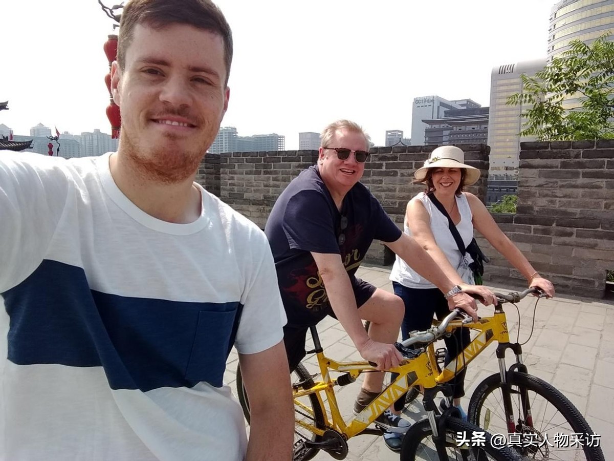 来华10年英国小伙带父母,英国小伙带着一家人来到中国