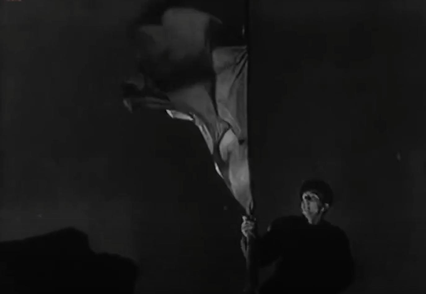 《青年近卫军》中谍战女孩的情感秘境，揭示风流背后的坚贞与纯真