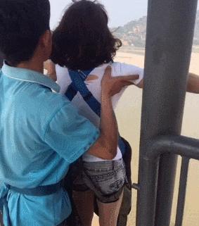 兄弟抢红包是挺快的，就是有点费手机，这屏幕得经常换吧，哈哈哈