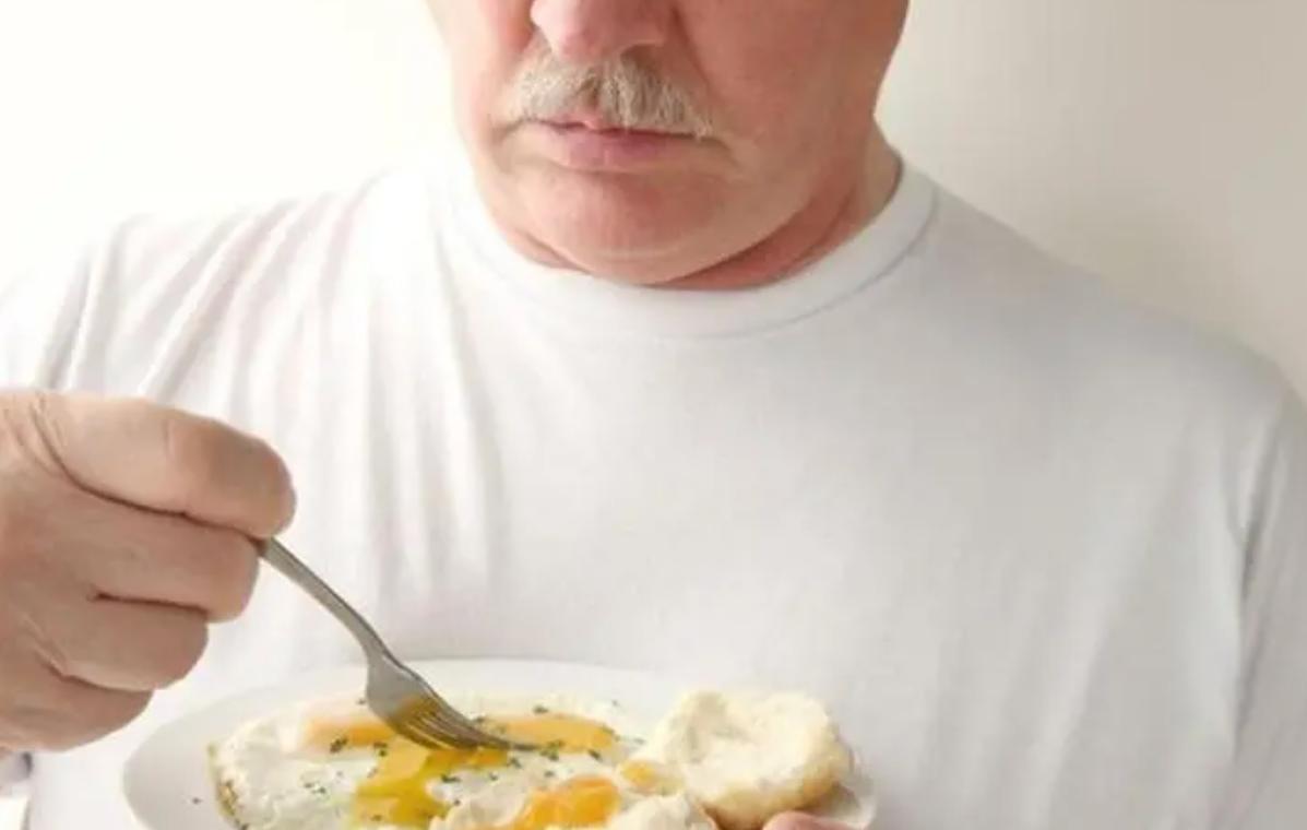 鸡蛋不放冰箱放一年都不坏的方法,鸡蛋保存方法可直接放冰箱保鲜吗