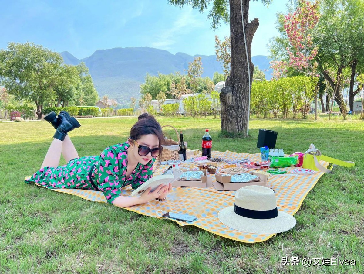 秋冬南方野餐彻底放弃羽绒服，穿连衣裙马丁靴，做草坪上最靓的妞