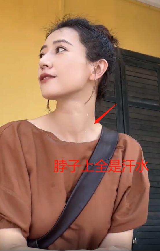 高圆圆穿靴照,高圆圆穿背心短裙爬山