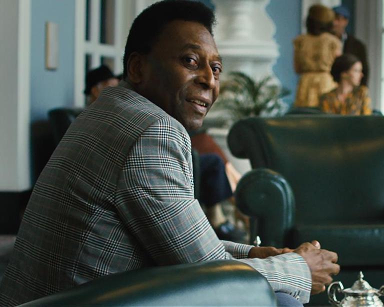 从光脚踢布条缠成的足球到成为球王，我用这部7.7分的电影缅怀他