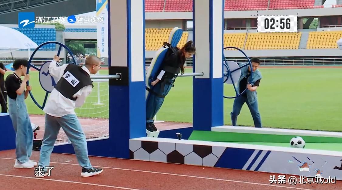 奔跑吧第十季周深搞笑花絮,奔跑吧第四季周深指压板