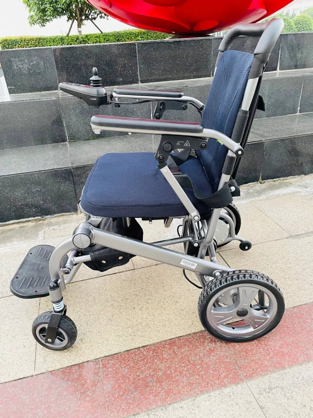 广州市民电动轮椅出行,广州年轻人电动轮椅出行