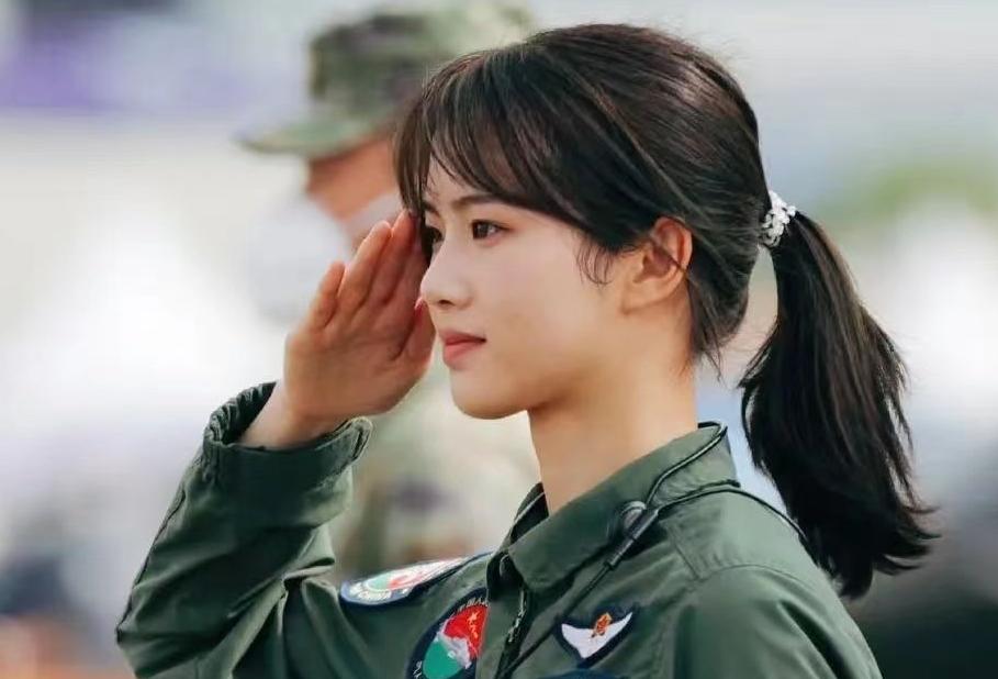 中国最美95后女飞行员徐枫灿,中国最美最年轻的女飞行员徐枫灿