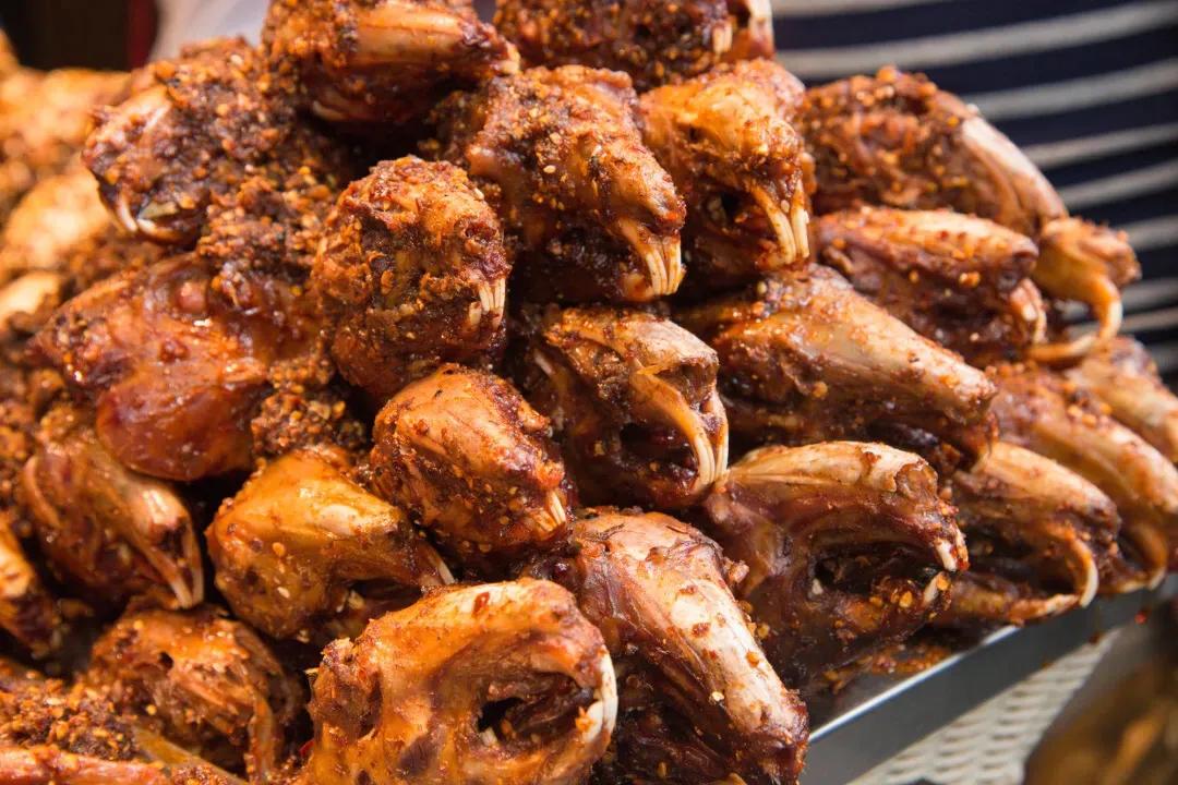 成都十大必吃小吃兔头,成都特色美食小吃鸭脑壳