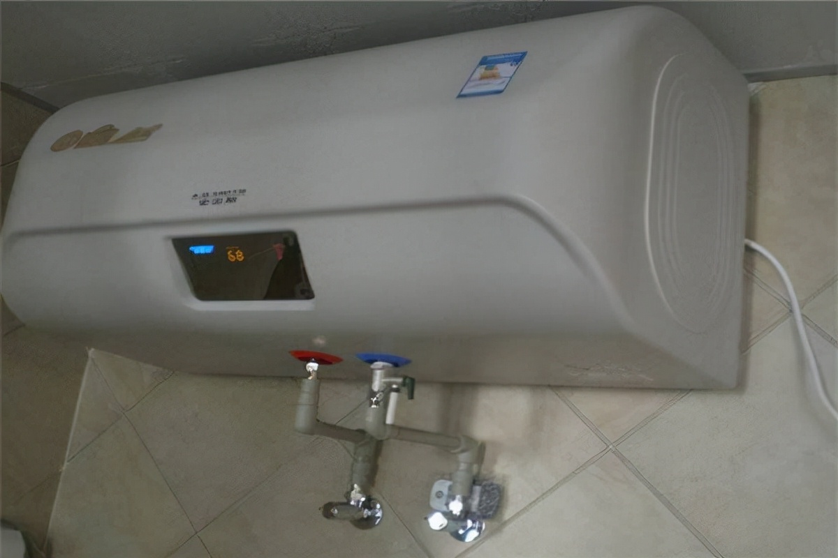 电热水器一直亮红灯是怎么回事,电热水器红灯一直闪