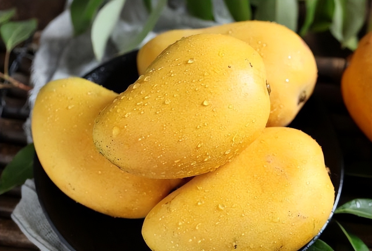 芒果怎样剥皮最方便且不脏手,芒果怎么吃不脏手又好剥皮的方法