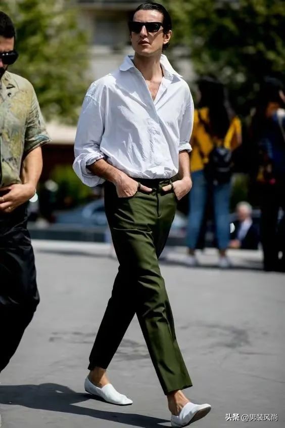 男士衬衫黑色搭配什么颜色裤子,白色衬衫搭配什么颜色裤子好看男