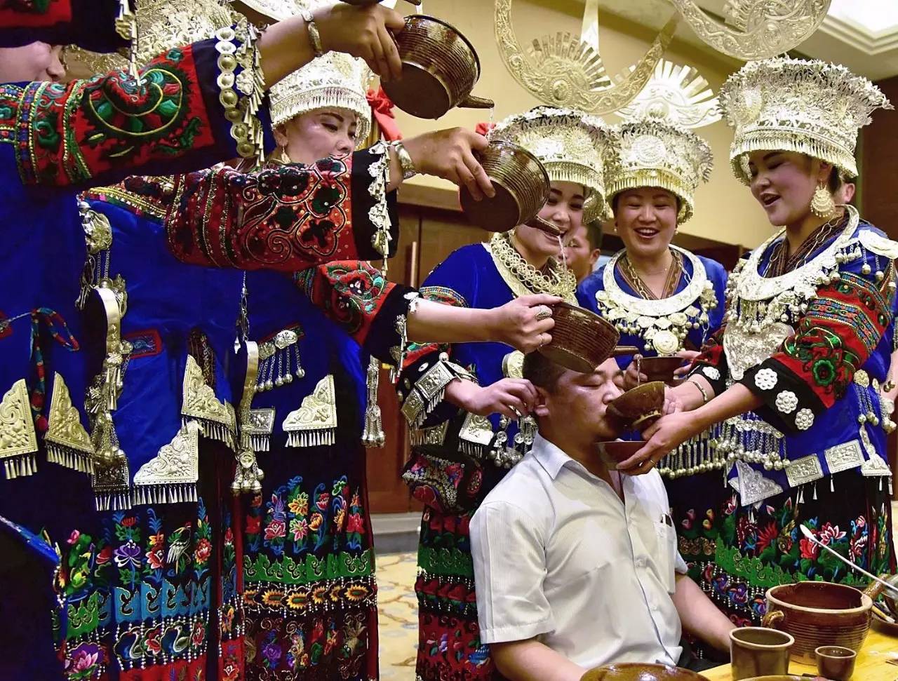 贵州千户苗寨高山流水敬酒方式,贵州的高山流水敬酒视频