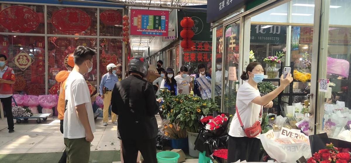 “5·20”鲜花市场:钢丝球花束、香烟花束演绎“来自郑州的浪漫”