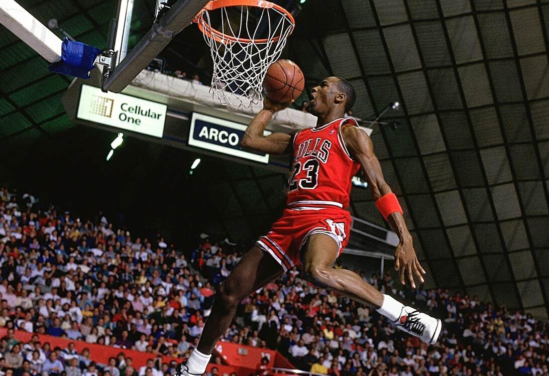 詹姆斯正面回应与乔丹谁强,詹姆斯最新评价乔丹视频