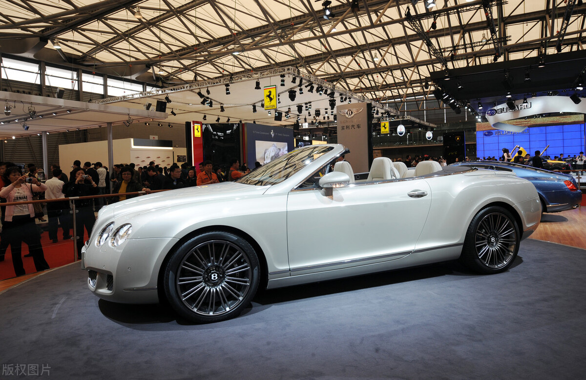 宇晟开宾利车载可儿在公路上飞驰，让可儿体验坐豪车的感觉