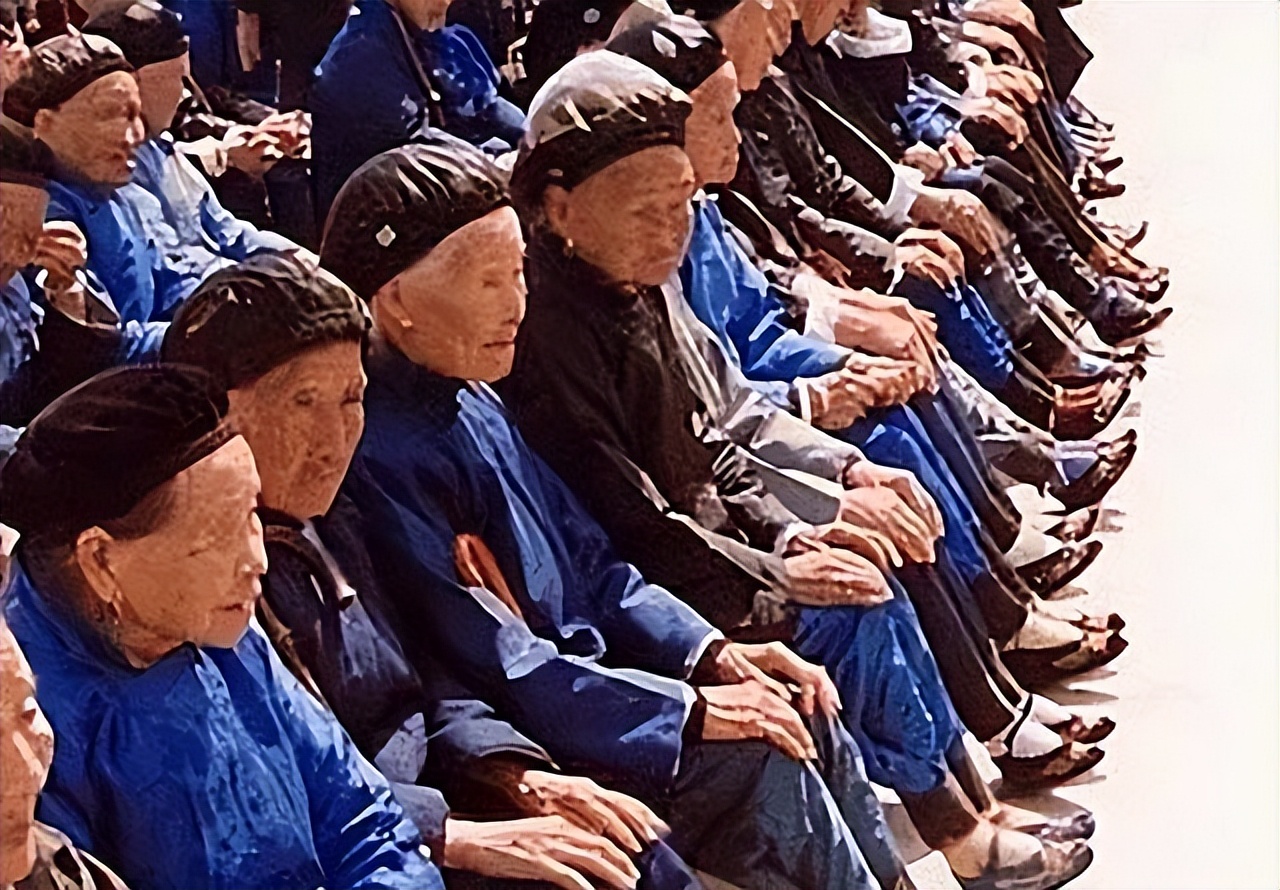 民国时期严查妇女束胸，发现一次罚款50大洋，举报者有奖励