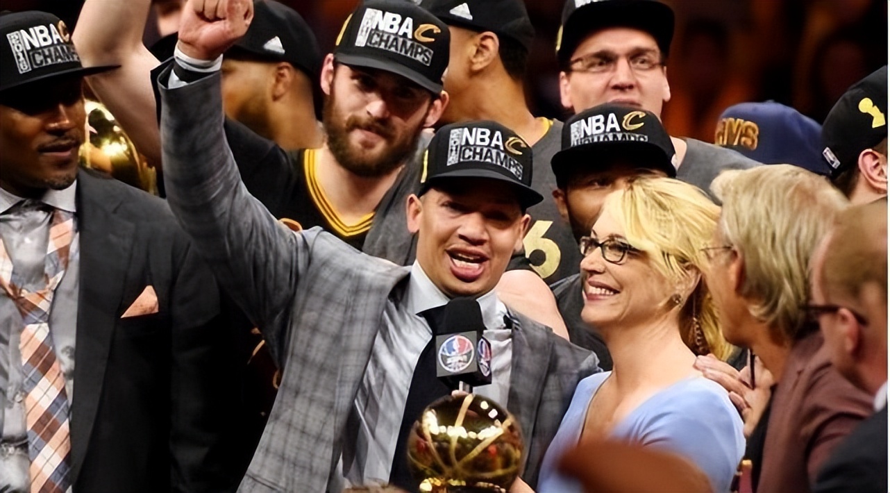 凯尔特人明星教练马祖拉,凯尔特人主教练马祖拉摔战术板