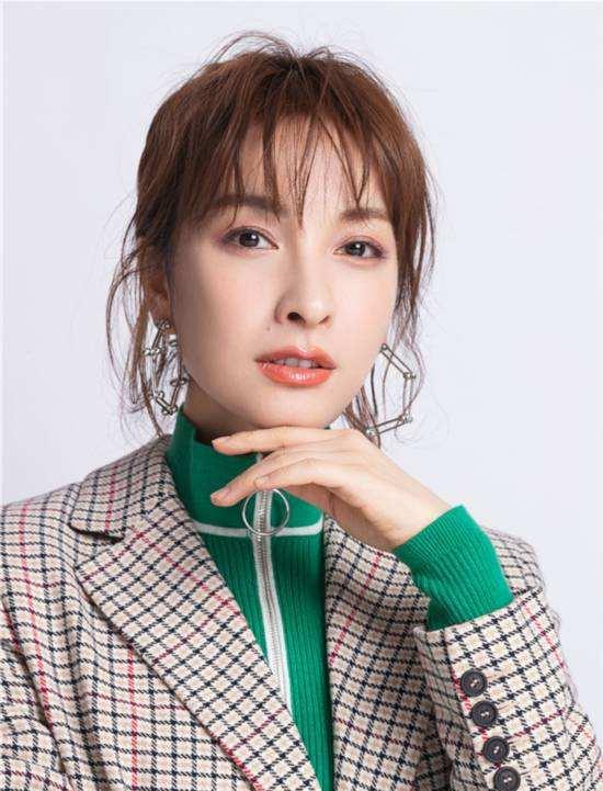 吴昕惊艳亮片吊带裙,吴昕红色抹胸裙搭配