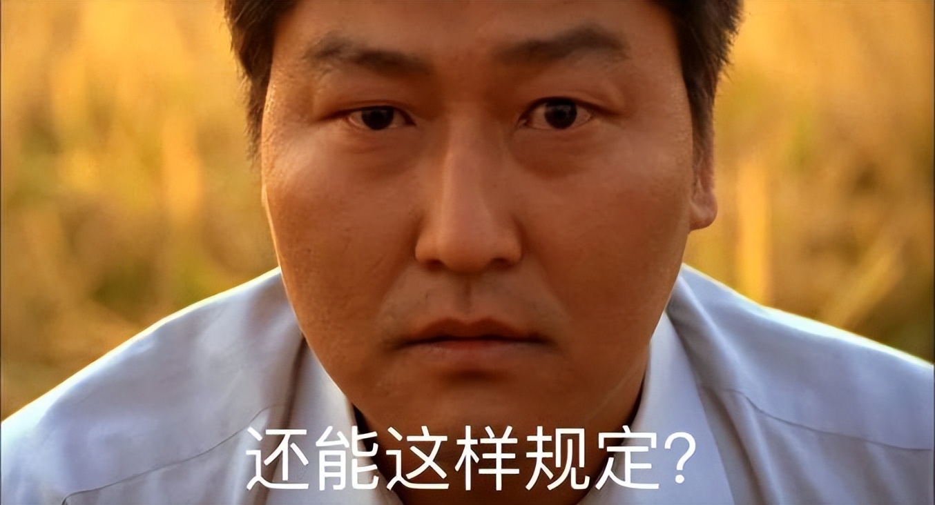 现场堆了很多芝麻。他的双手被绑着。