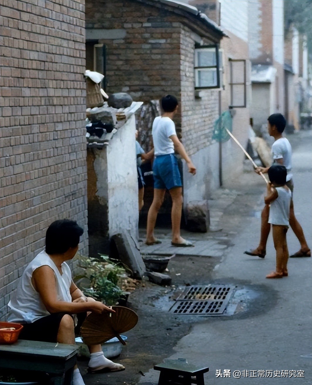 老照片：80年代的北京生活风貌，火车上供应茅台，牛肉一块八一斤