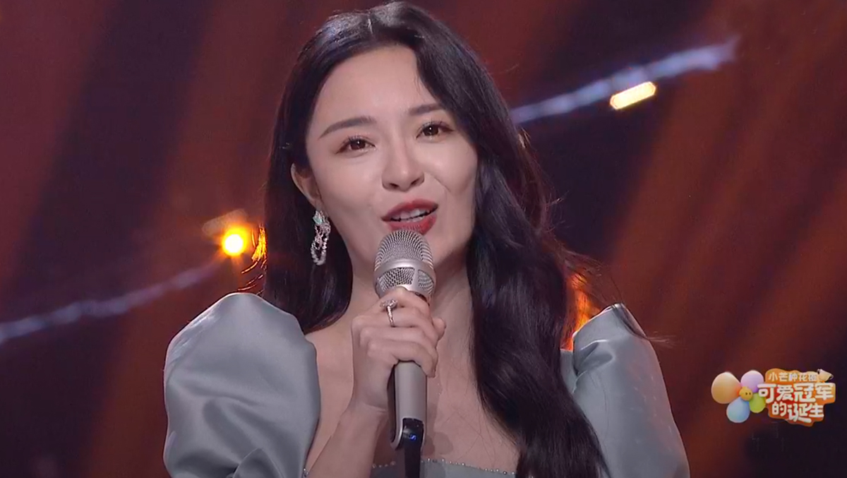 芒果电商晚会：6人主持团抢眼，4小花同台比美，何炅接班人被替代